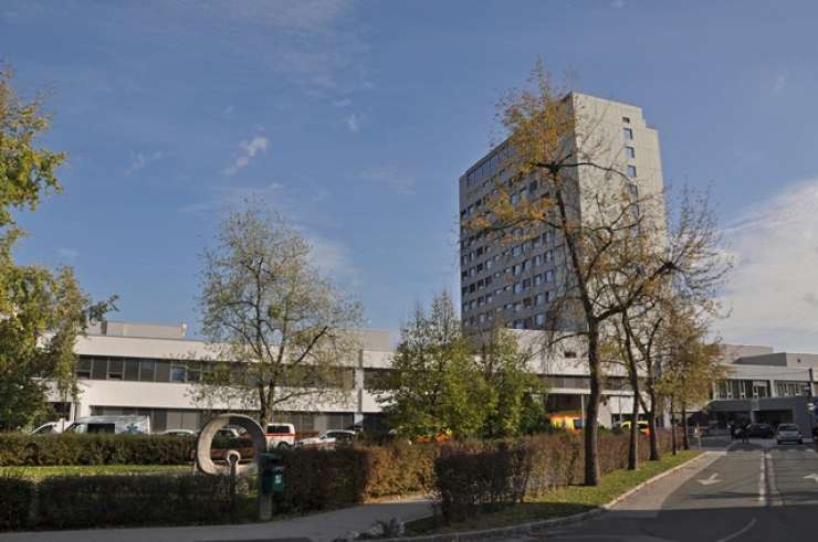 Za smrt otroka v UKC Maribor staršem 57.000 evrov odškodnine