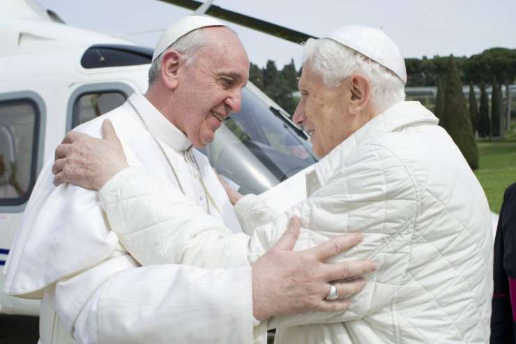 Papež Frančišek obiskal svojega predhodnika Benedikta XVI.