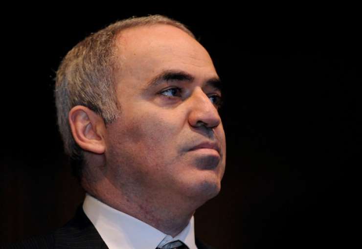 Gari Kasparov se vrača za šahovnice