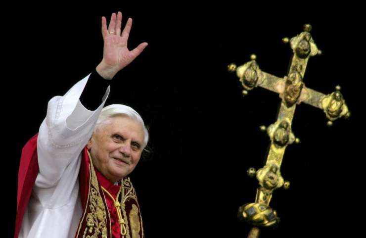 Papež vernikom zatrdil, da ne zapušča Cerkve