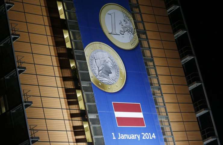 Latvijci skeptično vstopajo v območje evra 