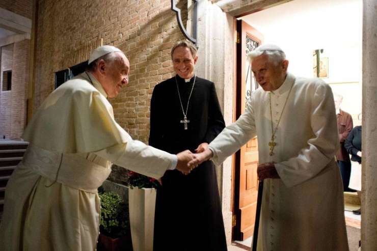 Papež Frančišek je pred božičem obiskal svojega predhodnika