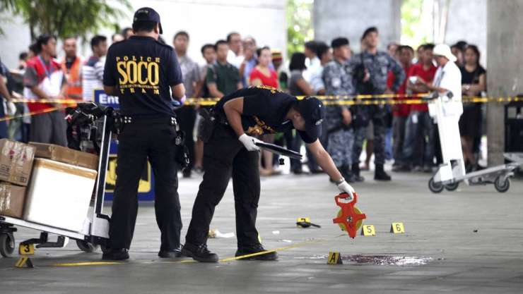 Župana in soprogo pokosili streli sredi letališča v Manili