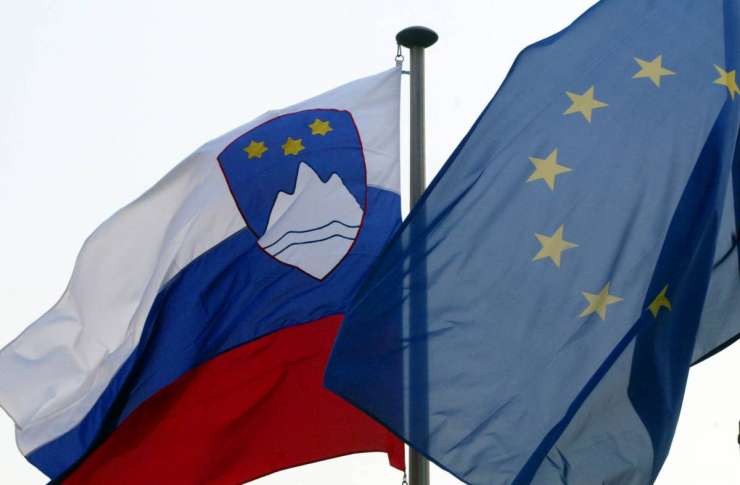 Anketa: Slovenci nezadovoljni z EU, a bi ostali v njej