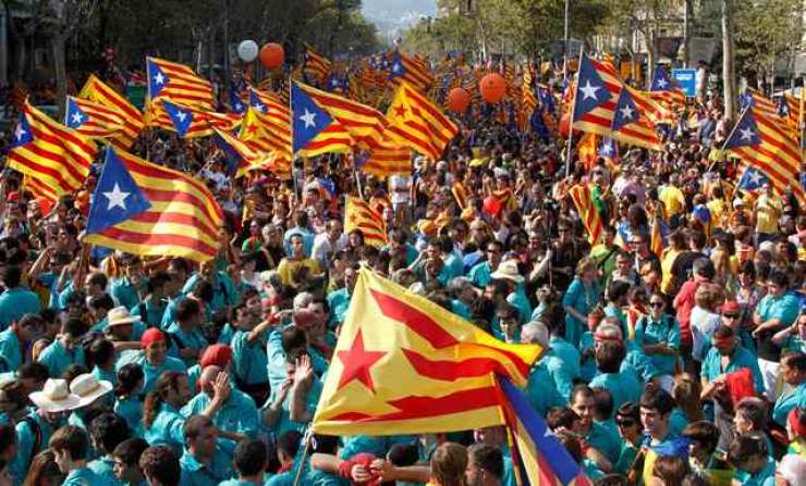 Številne evropske države svojim državljanom odsvetujejo potovanja v Katalonijo