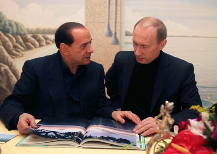 Putin obiskal prijatelja Berlusconija: mu je prinesel ruski potni list?