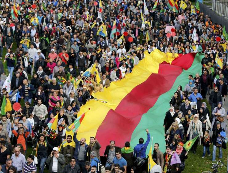 Več kot 20.000 Kurdov v Nemčiji za podporo rojakom v Kobaneju