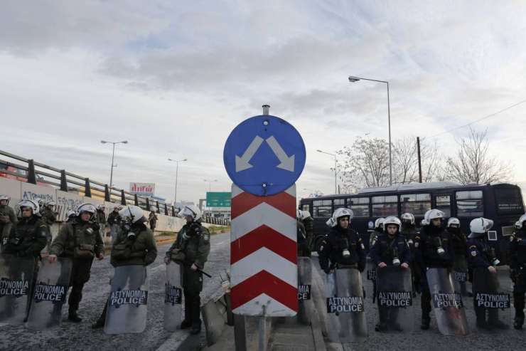Grška vlada s policijo nad stavkajoče v Atenah