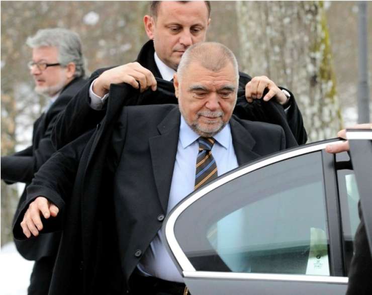 Nekdanji hrvaški predsednik Mesić je osumljen prejemanja podkupnine v primeru Patria