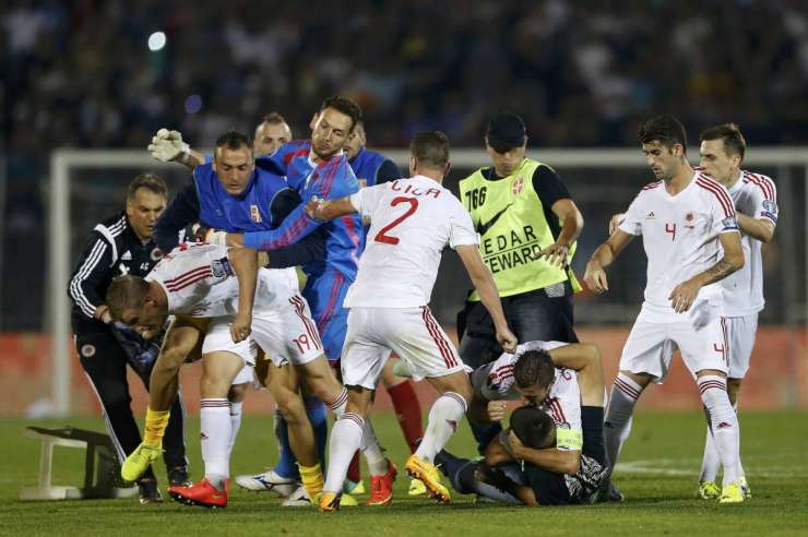 Kaos na tekmi med Srbijo in Albanijo: pretep igralcev, vdor navijačev na teren