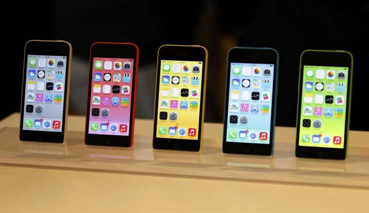 Apple predstavlja poceni iPhone z raznobarvnimi ohišji