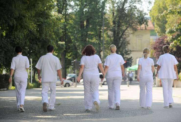 Medicinske sestre, bolničarji in negovalci odhajajo v tujino