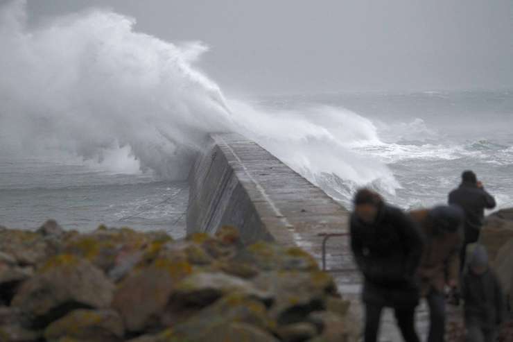 Močan veter in dež na zahodu Otoka, v Rokavskem prelivu odpovedali trajekte 