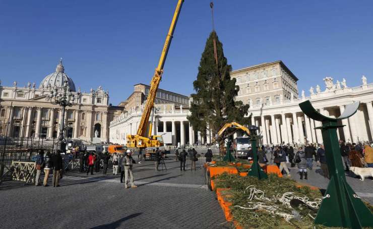 Goloprsa protestnica v Vatikanu: Božič je odpovedan!