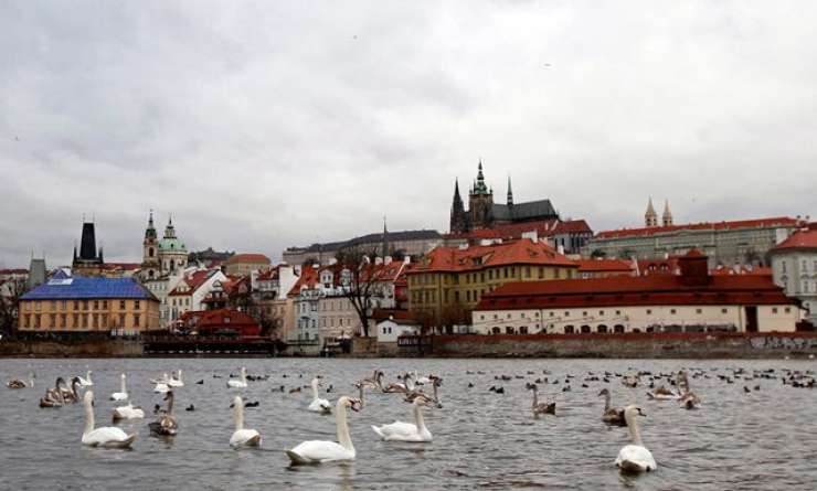 Na Češkem prvič več kot 5000 novih okužb, rekordi tudi na Poljskem in Slovaškem