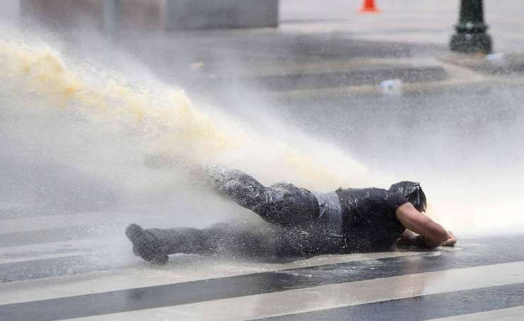 V Ankari policija z vodnimi topovi in solzilcem nad protestnike