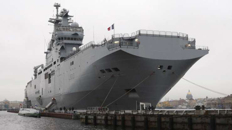 Pariz ustavil izročitev prve vojaške ladje Rusiji 