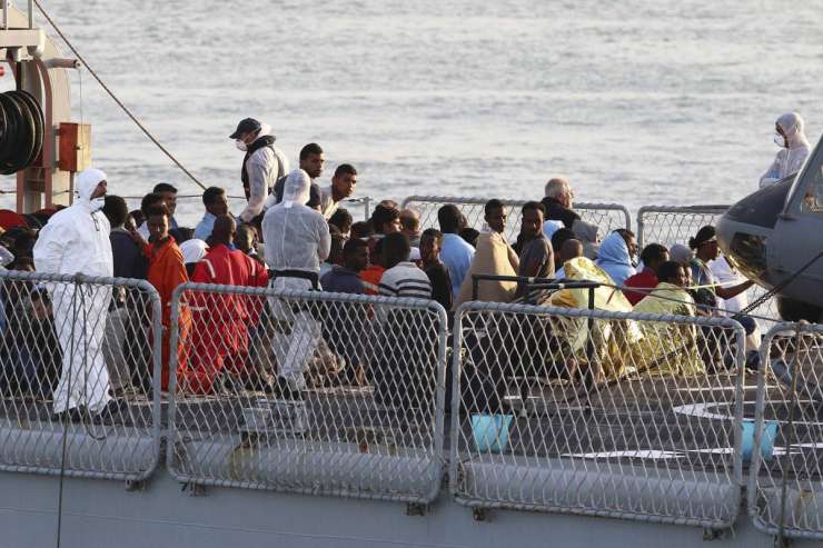 Italijanska mornarica rešila dva čolna s 133 otroki na krovu