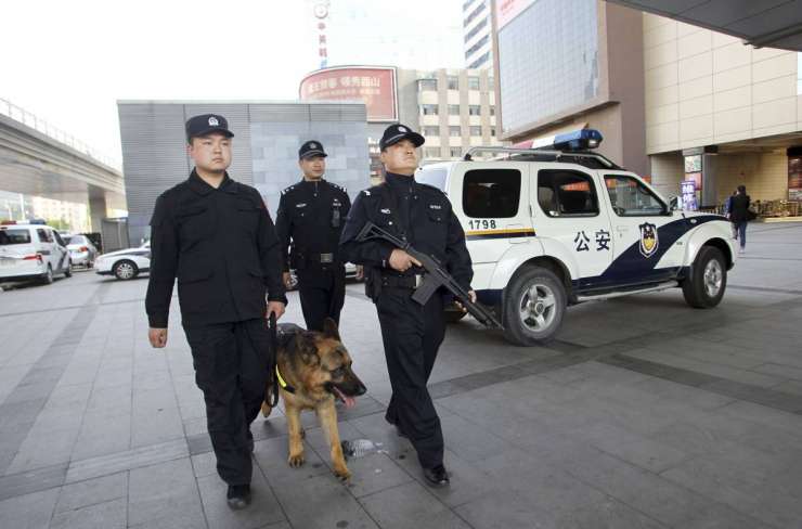 Na pekinških ulicah odslej oborožene policijske patrulje