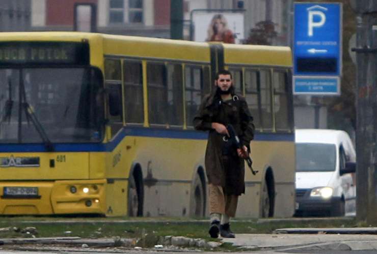 Foto: Ostrostrelec ubil napadalca na ameriško ambasado v Sarajevu