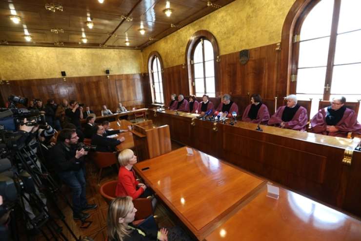 Ustavno sodišče začasno ustavilo referendum o arhivih