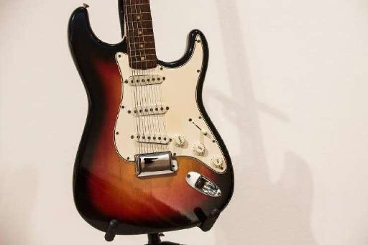 Dylanovo električno kitaro prodali za 965.000 dolarjev