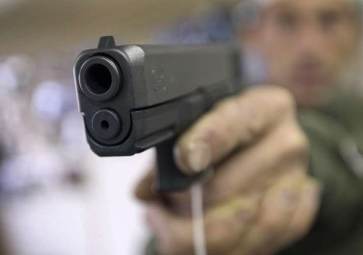 Možakar v Zagorju pokal s petardami in streljal s pištolo, grozil je tudi policistom