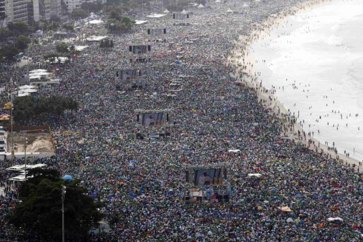 Papež Frančišek na Copacabani pred več kot tremi milijoni ljudi