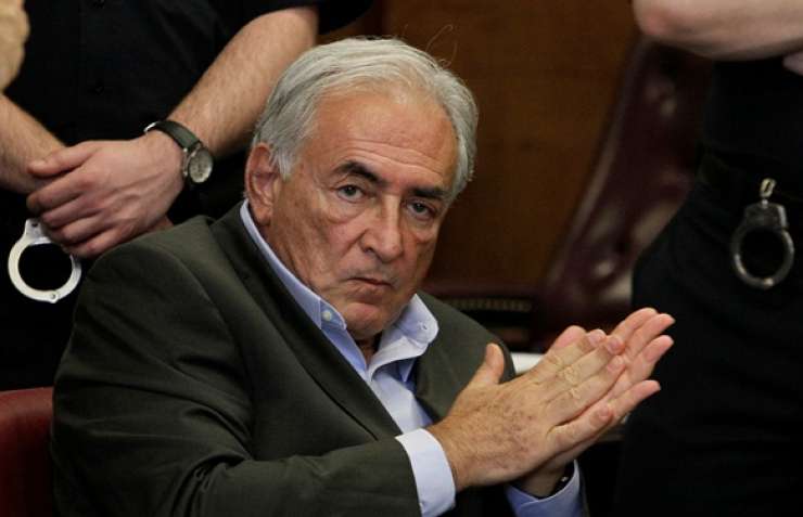 Strauss-Kahn naj bi se s hotelsko sobarico izvensodno poravnal