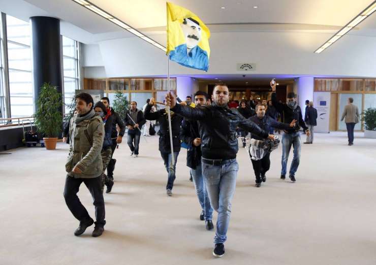 Kurdski protestniki vdrli tudi v Evropski parlament