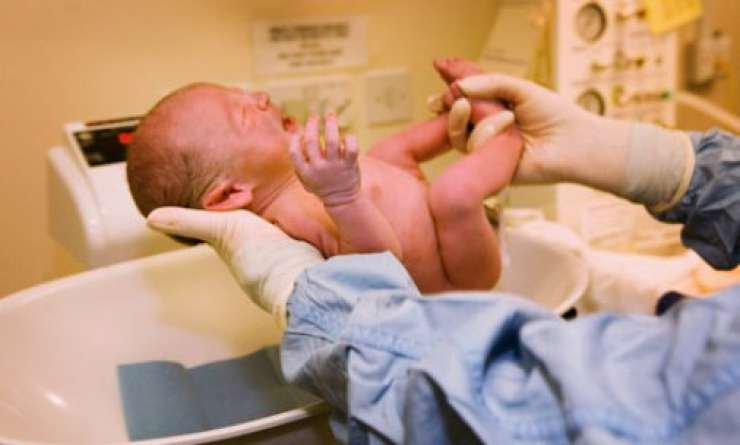 Otrok rojen po smrti nosečnice v prometni nesreči