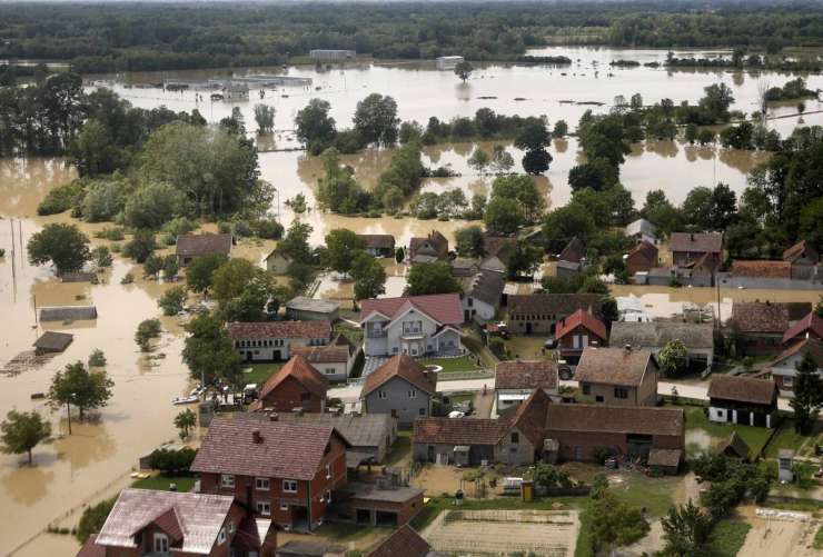Humanitarna pomoč za žrtve poplav obtičala na meji