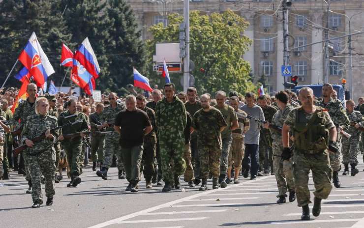 Lavrov brani proruske separatiste: V javnem razkazovanju ujetnikov nič ponižujočega