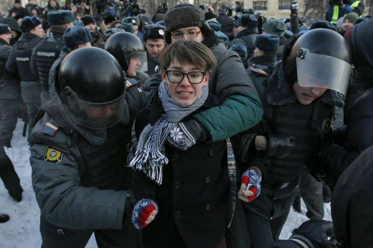 Protivladne proteste v Moskvi zaznamovale aretacije