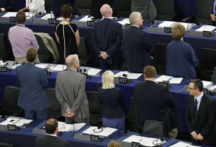 Evroskeptiki evropski zastavi obrnili hrbet in ob himni niso hoteli vstati