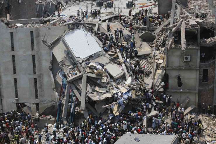 V Bangladešu pod ruševinami tovarne našli že več kot tisoč žrtev