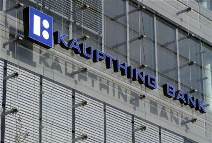 Trije nekdanji direktorji propadle islandske banke za zapahe