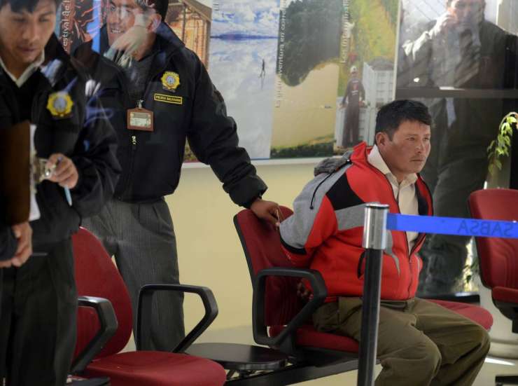 Moški na letališču v Boliviji z nožem porezal enajst ljudi
