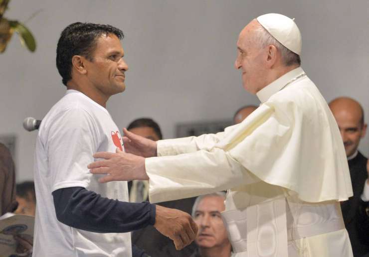 Papež Frančišek obiskal kliniko za odvisnike v Riu de Janeiru