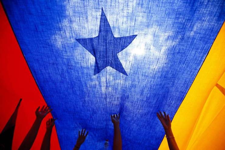 Leto dni po smrti Chaveza Venezuela v globoki krizi