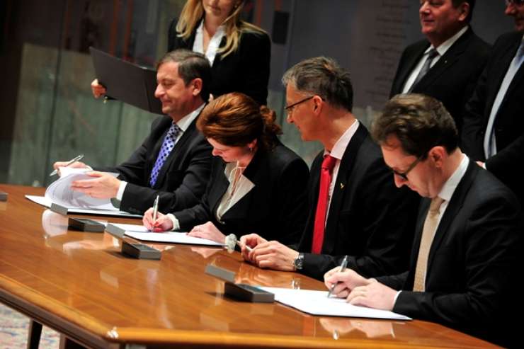Koalicijski partnerji podpisali prenovljeno koalicijsko pogodbo