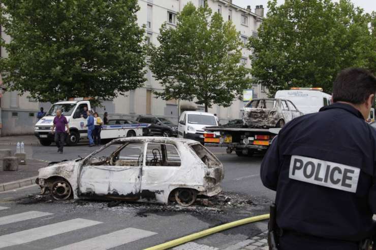 Zaradi divjanja med nemiri v Amiensu aretirali pet ljudi