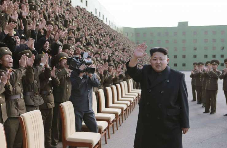 Šepavi Kim Jong Un na posnetku hodi brez palice