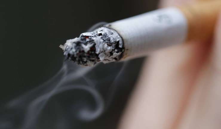 Proizvajalec cigaret prepoveduje kajenje na delovnem mestu