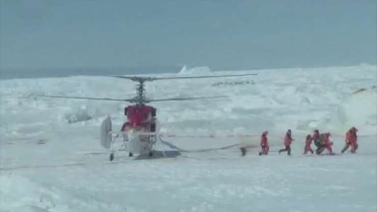 Kitajci s helikopterjem rešili vse potnike z na Antarktiki ujete ladje