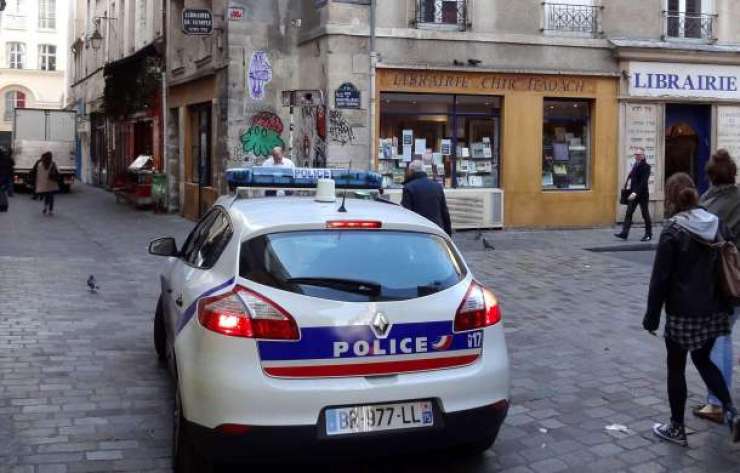 V garderobnih omaricah francoskih policistov našli mamila in denar