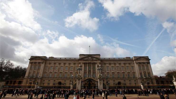 Bo morala kraljica sama plačati 431-milijonsko prenovo svoje palače?