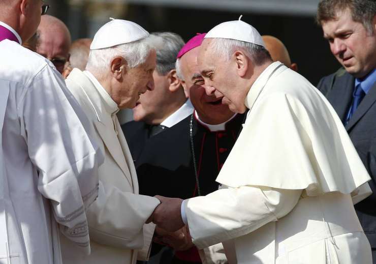 Papež sprejel več deset tisoč starejših, med njimi tudi Benedikt XVI.