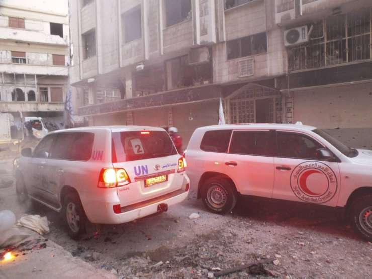 Humanitarni konvoj v Homsu tarča strelov
