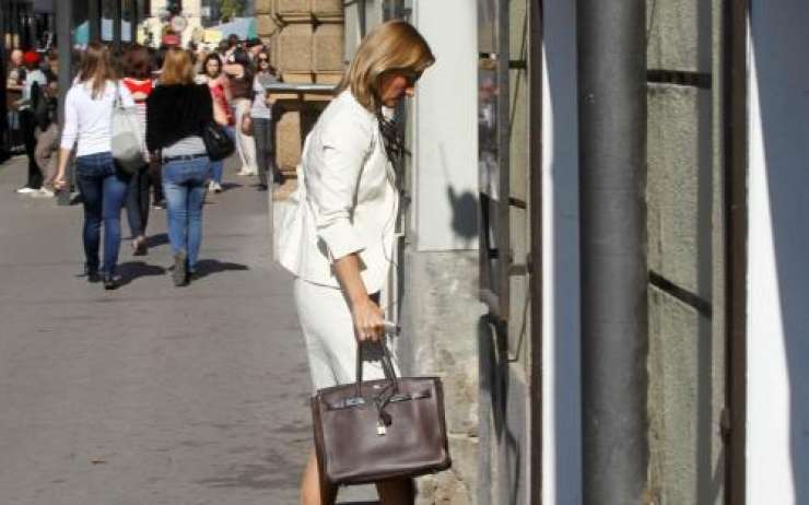 Kresalova kot Victoria Beckham: Na kosilo v Asa s torbico za več tisoč evrov